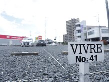 ビブル(VIVRE)の雰囲気（広く止めやすい駐車場完備！このプレートが目印♪水戸見川）