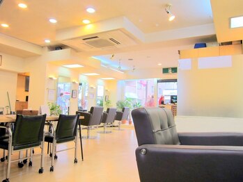 サンタ(Santa)の写真/広々とした店内で、ゆったりとしたサロンタイムをお過ごし下さい♪あなたの魅力を引き出す上質サロン。