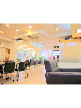 広々とした店内で、ゆったりとしたサロンタイムをお過ごし下さい♪あなたの魅力を引き出す上質サロン。