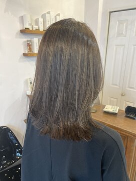 レイリー(LAiLy) ミディアム　オリーブベージュ　透明感