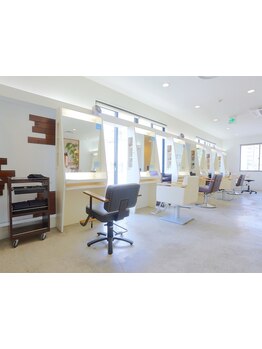 白を基調とした店内は、自然と心が落ち着く空間。ゆったりとした時間を過ごしてみて♪