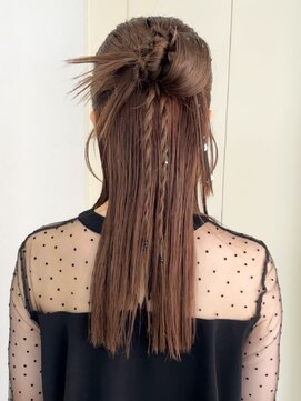 ロイオブジゼル(roi of GiseL) ヘアアレンジ シニオン カチモリ 編みおろしツイン 結婚式 20代