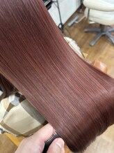 業界最新のシルク（水素）トリートメントで光あふれる艶髪に
