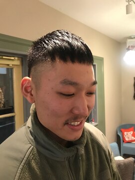 ヨナサン(Yona Saint) フェードカット。