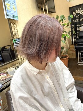 サムブリッジ(SOMEBRIDGE) ナチュラルピンクグレージュ×外ハネショート（SOMEBRIDGE亀有）