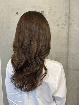 タエビスアリッサム(Taebis Alyssum) ポイントパーマでふんわりボリュームが可愛い!大人ハイレイヤー