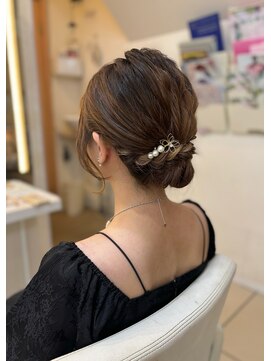 フレア(FLAiR) 10代20代結婚式お呼ばれふわふわシニヨンスタイル