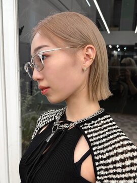 ニトバイアンキシム(nit by ahnkism) ダブルカラーハイトーンミルクティー切りっぱなしボブ