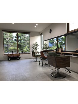 スタイリスト1名、アシスタント1名の小規模サロンです。周りを気にせずゆっくりお過ごしください。