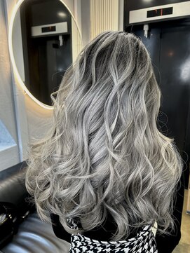 ジゼル(GiseL) バレイヤージュ　ハイライト　白髪ぼかし　白髪活かし