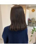 オリーブグレージュ×ミディアムヘアー