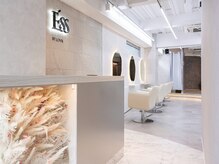 エス(Ess)の雰囲気（白とグレーを貴重とした可愛い店内で落ち着いた空間に！大宮韓国）