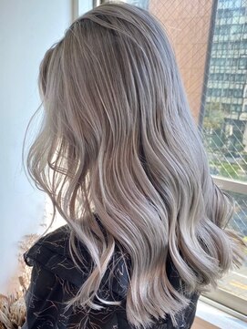 イリ 梅田(ili) ハイライトカラー/ミルクティーベージュ/レイヤーカット