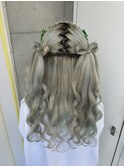 編み込みカチューシャのリボンハーフツイン