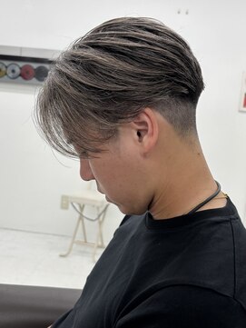 カット　ハイライト　ホワイトメッシュ　センターパート　