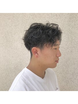 ゴットラトゥール(GOTTO LATOUR) ツイストスパイラルパーマ/センターパート/刈り上げ/２ブロック