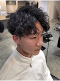 センターパートツイストスパイラルパーマメンズ波巻きパーマ
