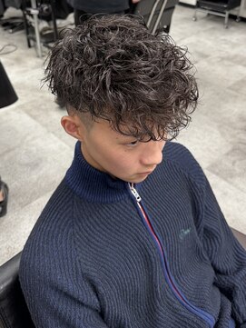 イーラ(era) 黒髪前下がりマッシュスペインカールスパイラルパーマ