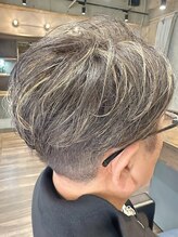 【白髪を活かしたおしゃれなスタイル】大人の白髪ぼかしハイライト