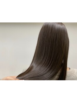 思わず触りたくなる手触りと艶☆髪質を見極め、根元からしっかりクセを伸ばすから朝のスタイリングも楽に◎