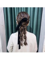ヘアアレンジメント ボガスティーズ 川崎店(Hair arrangement Vogusty's)&nbsp;ポニーテールのツイン編みおろし