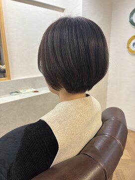 インビテーション(invitation) くすみアッシュ系ショートボブスタイル