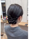 シンプルにまとめたシニヨンデザイン！お呼ばれヘアにおすすめ！