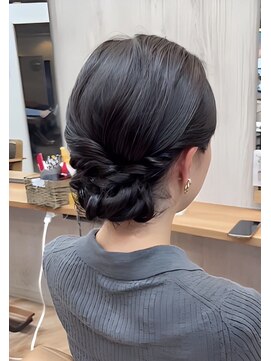 ヴィサージュクルー(VISAGE crew) シンプルにまとめたシニヨンデザイン!お呼ばれヘアにおすすめ!
