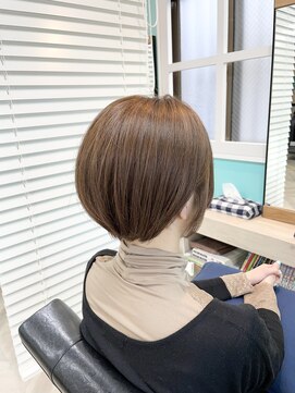 ホロー(Hollow) ショートボブ×白髪ぼかし