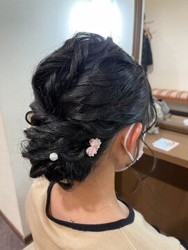 パリスパート2 トップ カール サイド ツイスト シニヨン ヘアアレンジ