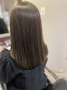 トレパルッキエーレ(tre parrucchiere) ［-tre-］赤み消しオリーブカラー　20代/30代/40代