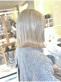 シルバーグレージュ　ハイトーンボブ　Wカラー　ブリーチカラー