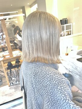 ブレンドバイハピネス(Blend by happiness) シルバーグレージュ　ハイトーンボブ　Wカラー　ブリーチカラー
