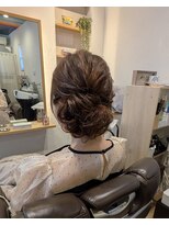 ももいろかぶとむし&nbsp;【結婚式、お呼ばれ】夜まで崩れないゆるふわシニヨン