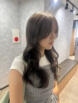 ルル(Lulu) ロングヘアスタイルダークグレージュカラー