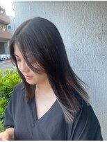 タヴィ(Tavi) ミディアムヘアのインナーカラー/デザインカラー/ダブルカラー