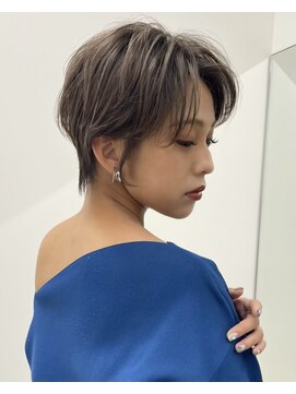 イヴォークトーキョーオーサカ(EVOKE TOKYO osaka) グレージュ×抜け感ショート