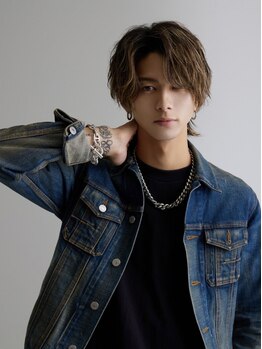 アクシー ヘアーアンドメイク(AXY HAIR&MAKE)の写真/シルエットが綺麗な《波巻きパーマ》やセンターパートに合う《ツイストスパイラルパーマ》が◎[新宿]