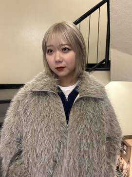 スイ(suii.) ブロンドベージュ×ぱつボブ