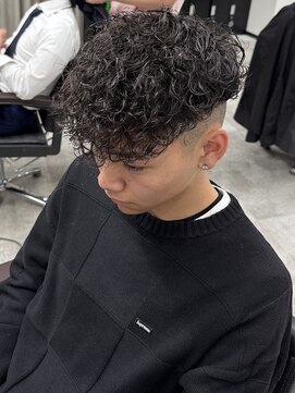 イーラ(era) 前下がりフェードツーブロックスペインカール平巻き