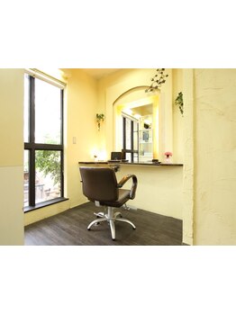 周りを気にせず過ごせる、個室もご用意。贅沢なサロンタイムをお過ごしください。