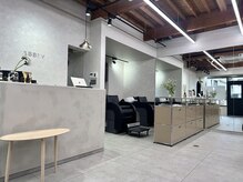 アビーカマクラ(ABBEY KAMAKURA)の雰囲気（天井が高く開放感のある店内）