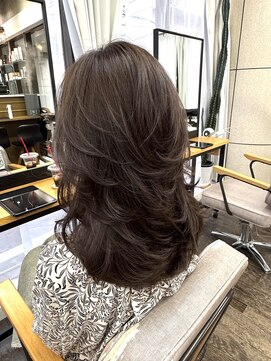 カシー(Casii) 50.60代若見えロングヘアはレイヤーたっぷりエレガントに!