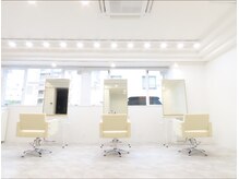 ガーネットプラス(Garnet+)の雰囲気（白を基調とした上質空間★シャンプー台も2種類ご用意☆）