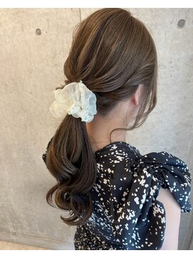 ロッカヘアエジェ(ROCCA hair eje.) シュシュで作るゆるローポニー