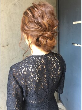 シュリット(schritt) 海外セレブ風 ウェーブシニヨン×ハイライト