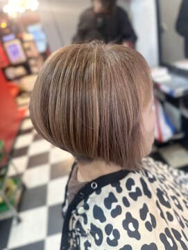 ロック フィールド 白髪を活かして洒落感UP×ショートボブで大人の垢抜けヘア