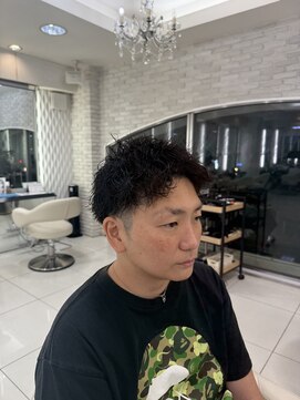 クオリス 赤塚店(QUALIS) 冬の王道◎刈り上げセンターパート×スパイラルパーマで男の色気