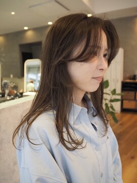 アトロ(Atoro) レイヤーカット/顔まわりレイヤー/ベージュ/前髪分けヘアー
