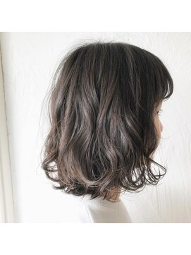 アンフィドットドゥルドゥ(AnFye.dueldo) 【AnFye.dueldo】ミディアムボブ × アッシュグレーカラー